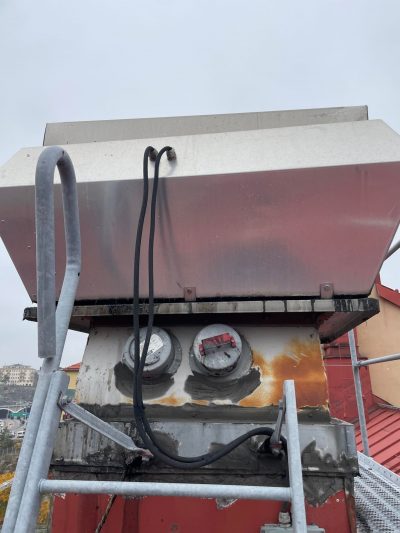 Gammal rostig takfläkt som behöver bytas