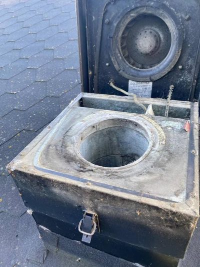 Öppen takfläkt som visar smutsig kanal